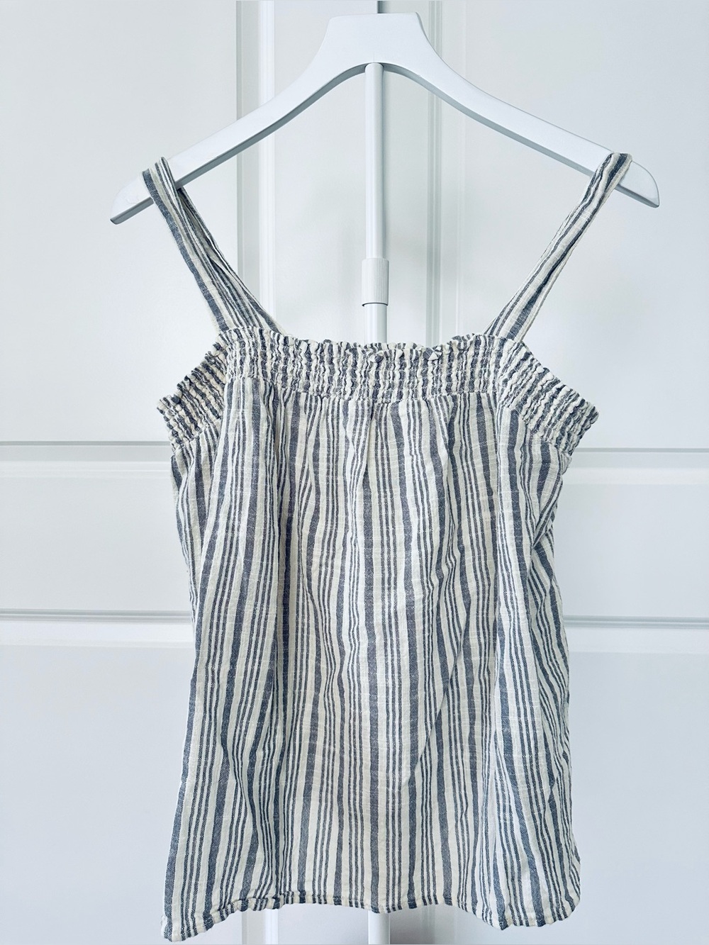 Women’s Old Navy Sleeveless Gray & Beige Striped Top Size M